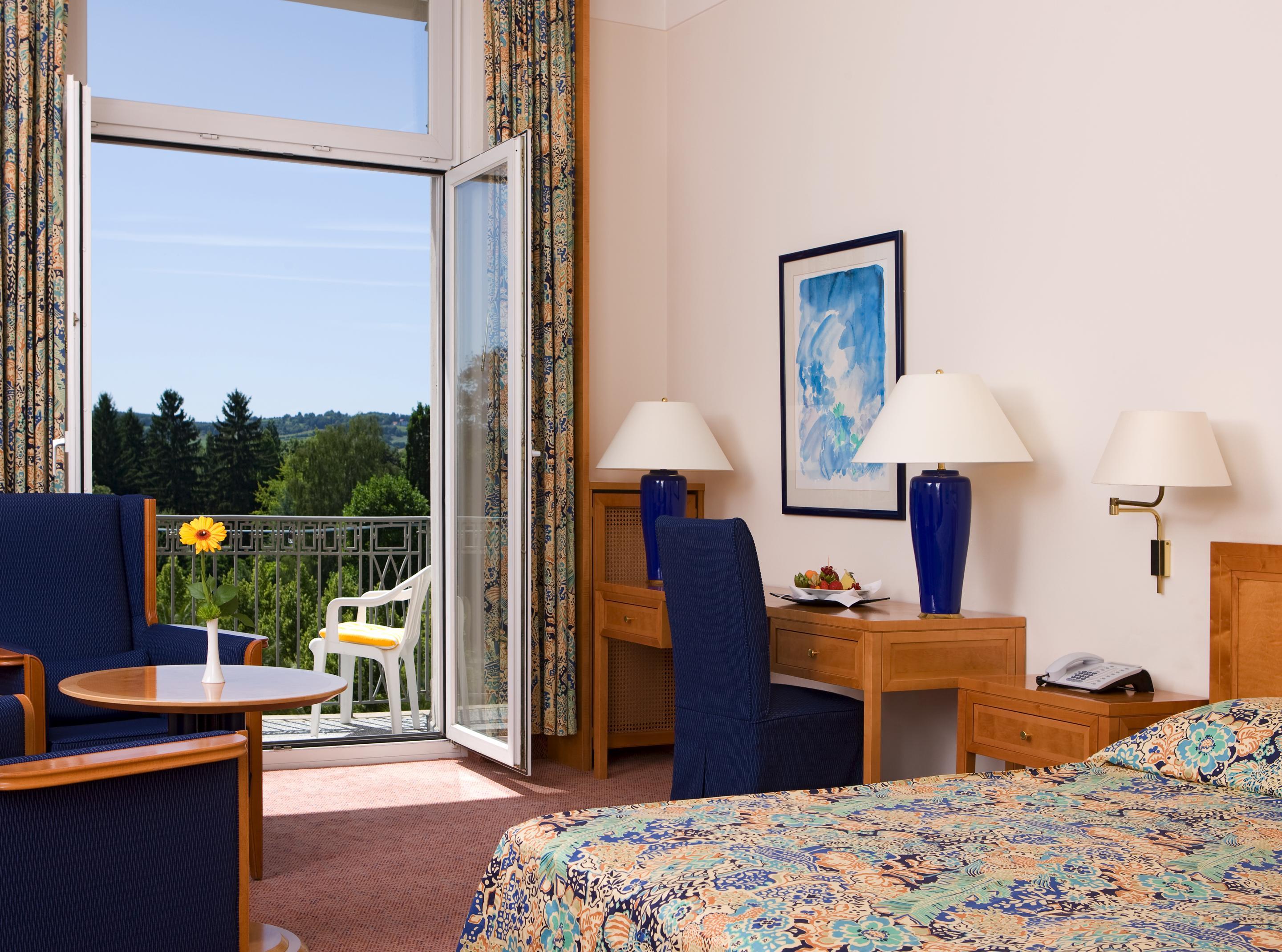 Steigenberger Hotel & Spa Bad Pyrmont Extérieur photo A typical hotel room
