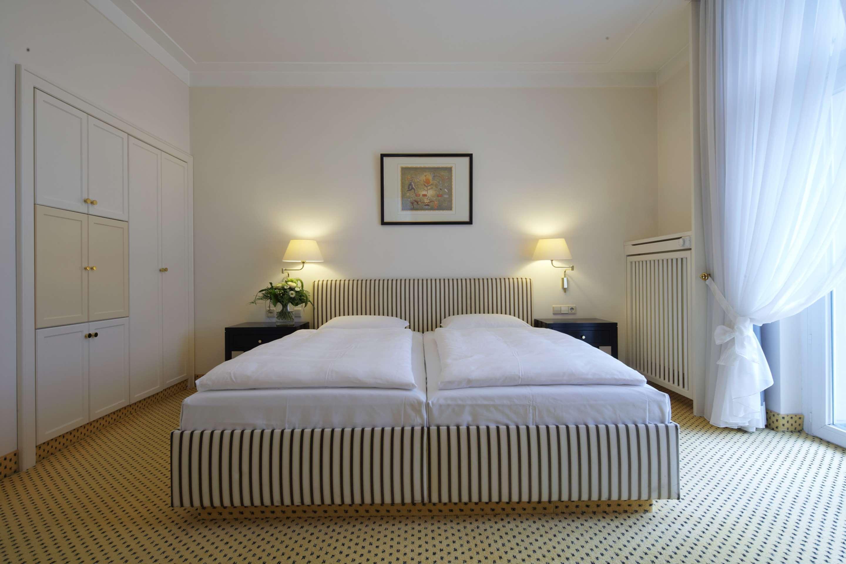 Steigenberger Hotel & Spa Bad Pyrmont Extérieur photo A typical hotel room