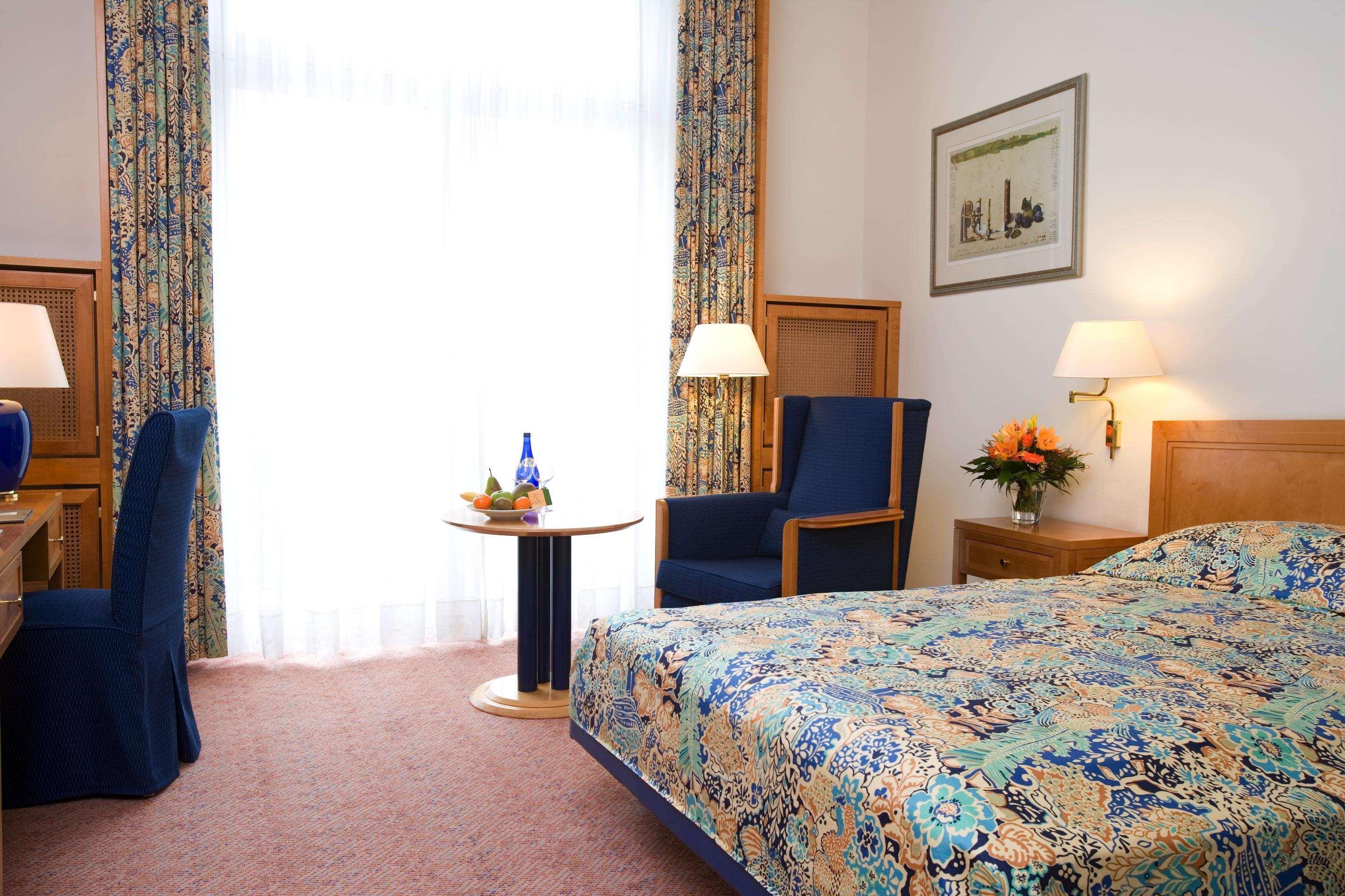 Steigenberger Hotel & Spa Bad Pyrmont Extérieur photo A typical hotel room