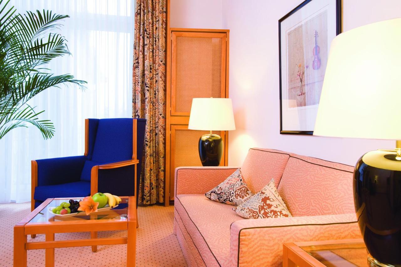 Steigenberger Hotel & Spa Bad Pyrmont Extérieur photo A typical hotel room